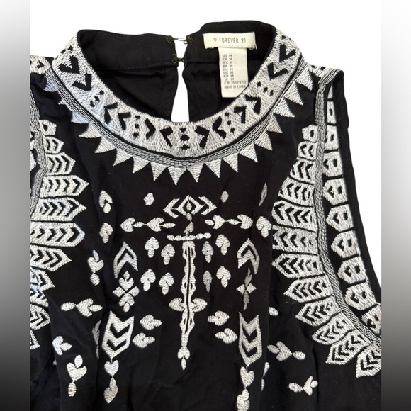 Forever 21 Black Embroidered Sleeveless Blouse โ Size medium - Picture 2 of 3